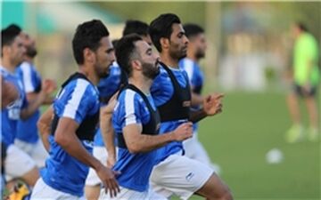  استقلالی ها پشت درهای بسته پنهان شدند