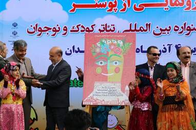 آیین رونمایی پوستر بیست و پنجمین جشنواره بین المللی تئاتر کودک و نوجوان همدان به روایت تصویر