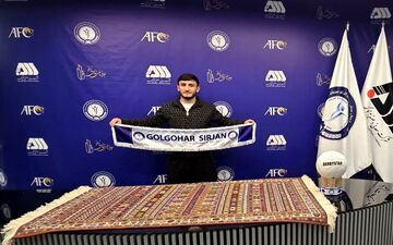وینگر تاجیکستانی پیراهن آبی را پوشید