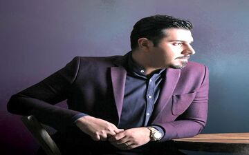 وقتی خواننده مشهور پاپ زیر کرسی می رود | عکس