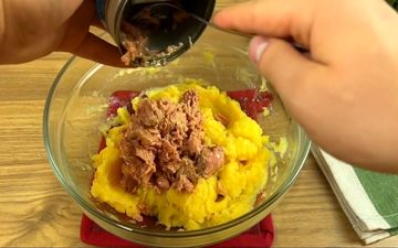 شگفت‌انگیز! طرز تهیه یک غذای متفاوت با 3 سیب زمینی و یک تن ماهی! | فیلم