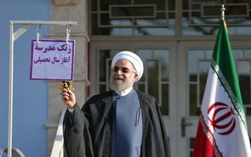 نواخته شدن زنگ آغاز سال تحصیلی ۱۴۰۰-۱۳۹۹ توسط روحانی