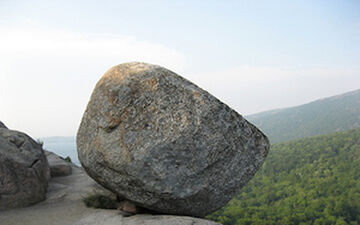 سقوط وحشتناک سنگ بزرگ از کوه و نجات معجزه‌آسای راننده خودرو 