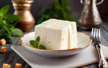 یک دلیل غیرمنتظره برای خوردن پنیر: مقابله با آپنه خواب!
