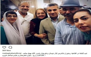 سلفی رزیتا غفاری و همسرش در کنار دو بازیگر و همسرانشان در یک رستوران (عکس)