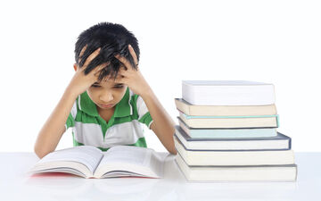 دیسلکسیا (اختلال خواندن یا خوانش پریشی) چیست؟ و علائم و درمان آن