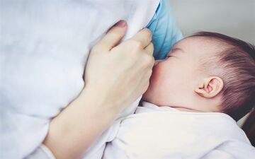 تغذیه با "شیر مادر" باعث رشد مغزی کودک می‌شود