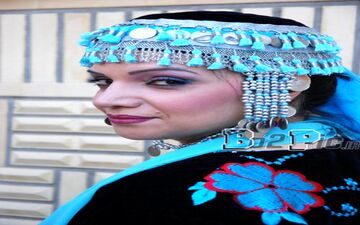 پوشش و گریم جالب الهام پاوه نژاد در برنامه رادیویی (عکس)