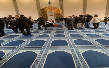 یک «فرد نژادپرست» با چاقو به حاضران در مسجدی در لندن حمله کرد