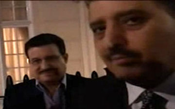 تجمع معترضان به عربستان هنگام عبور یکی از شاهزاده‌های سعودی از خیابانی در لندن + فیلم