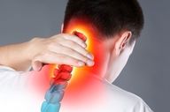 تسکین درد دیسک گردن با روشی طبیعی؛ معرفی ۷ روغن گیاهی مؤثر