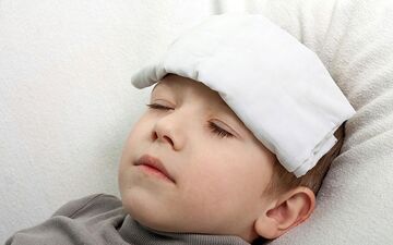 پیاز واقعاً تب کودک را پایین می‌آورد؟ | پشت‌پرده یک درمان سنتی جنجالی