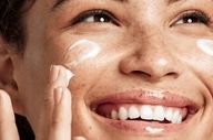 چگونه پوست شل و افتاده را سفت کنیم؟ از درمان‌های خانگی تا روش‌های کلینیکی