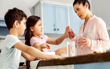 نحوه صحیح دارو دادن به کودک