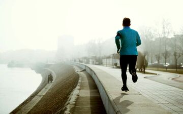 آلودگی هوا فواید ورزش را تا ۵۰ درصد کاهش می‌دهد