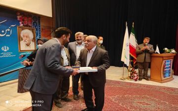دو تن از مفاخر فرهنگی استان کرمانشاه تجلیل شدند/ تجلیل از مفاخر تکریم ارزشهاست