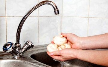 این مواد غذایی را قبل از پختن نباید شست!