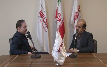 در ایران کنسرت نداریم، کلاب اسلامی داریم/ مردم برای تخلیه انرژی می روند نه شنیدن صدای خواننده +ویدیو