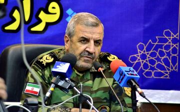 فرود چتربازان بر فراز مسیر رژه روز ارتش در کرمانشاه/ ارتش از توان نظامی و اطلاعاتی  بالایی در مرزها برخوردار است