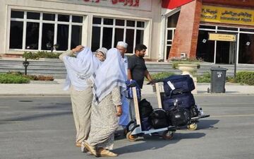آغاز بازگشت زائران عمره/ ورود نخستین کاروان از مرز "عرعر" 