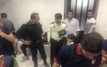  حاشیه‌های دیدار شهرداری ماهشهر و نساجی  /  پرتاب کاشی توسط هواداران شهرداری!/ بازیکنان نساجی در زمین حبس شدند + تصاویر 
