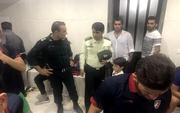  حاشیه‌های دیدار شهرداری ماهشهر و نساجی  /  پرتاب کاشی توسط هواداران شهرداری!/ بازیکنان نساجی در زمین حبس شدند + تصاویر 