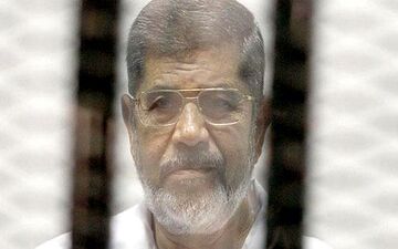 پیکر محمد مرسی در میان تدابیر امنیتی در شرق قاهره به خاک سپرده شد