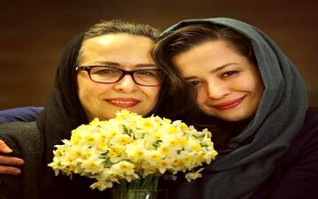 هدیه روز مادر "مهراوه شریفی نیا" به "آزیتا حاجیان" + عکس