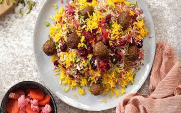 آموزش تهیه کلم‌ پلو شیرازی با عطر خوش سبزیجات + ویدئو