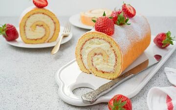 طرز تهیه رولت خامه‌ ای خانگی؛ شیرینی محبوب و مجلسی