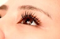 علل ریزش مژه و راه‌های مؤثر برای پرپشت کردن آن‌ها در کمترین زمان