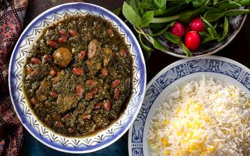 طرز تهیه قورمه سبزی خانگی و مجلسی با مراحل تصویری