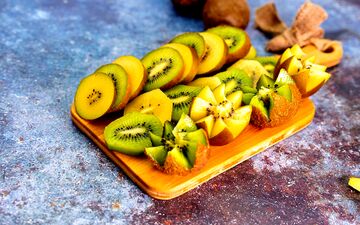 آشنایی با مزایا و معایب پوست کیوی