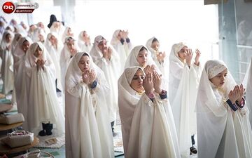 جشن عبادت دختران تهرانی در برج میلاد + تصاویر