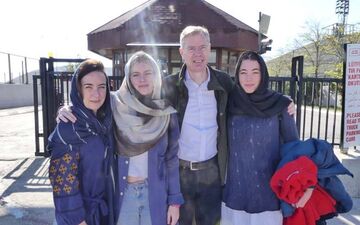 پوشش همسر و دختران سفیر جدید انگلیس در تهران + عکس