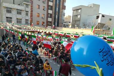 نواختن زنگ گلبانگ انقلاب توسط معاون پرورشی و فرهنگی وزارت آموزش و پرورش