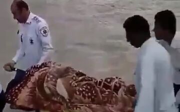 فیلم عبور دادن زن باردار با برانکارد از رودخانه در نیکشهر قدیمی است 
