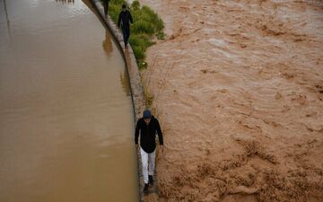 هنرمندان با سیل همراه شدند