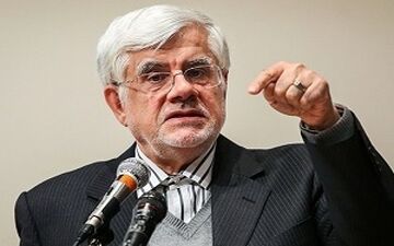  شوخی معنادار عارف در مراسم سخنرانی و تشویق حضار
