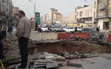 سقوط دو خودرو به گودالی در میدان کشاورز قم/3 نفر جان باختند

