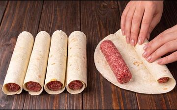 روش ساده برای تهیه بوریتو رولت گوشت چرخ کرده با پنیر و نان ترتیلا