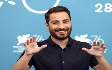 نوید محمدزاده در محاصره دختران برای عکس یادگاری+فیلم