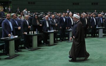 کم گوی و گزیده گوی چون دُر...