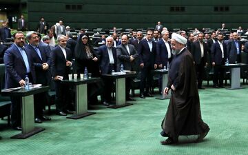 کم گوی و گزیده گوی چون دُر...