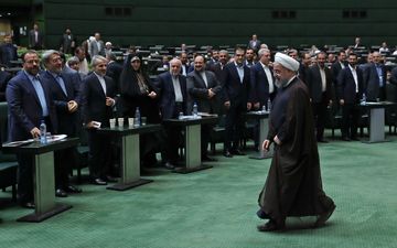 کم گوی و گزیده گوی چون دُر...
