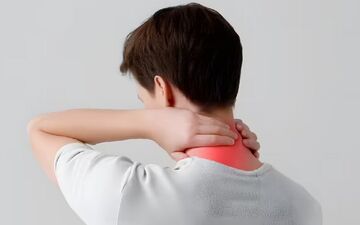 این اشتباهات رایج باعث می‌شود همیشه گردن درد داشته باشید