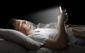عوارض استفاده از گوشی پیش از خواب/ از افسردگی تا افزایش خطر ابتلا به سرطان
