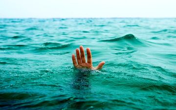 
نجات دختر بچه مغروق در ساحل بندر چارک 