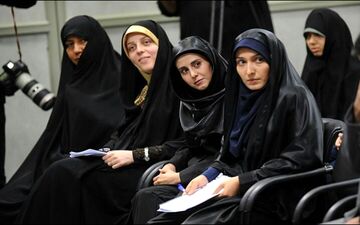 دختر نخبه‌ای که زندگی در هلند را ر‌ها کرد و به دیدار رهبری رفت