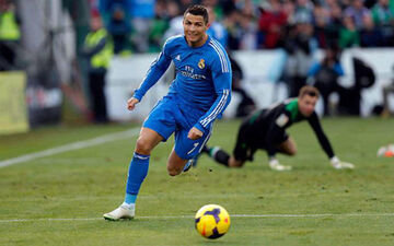 پیراهن قرمز در انتظار اعجوبه فوتبال